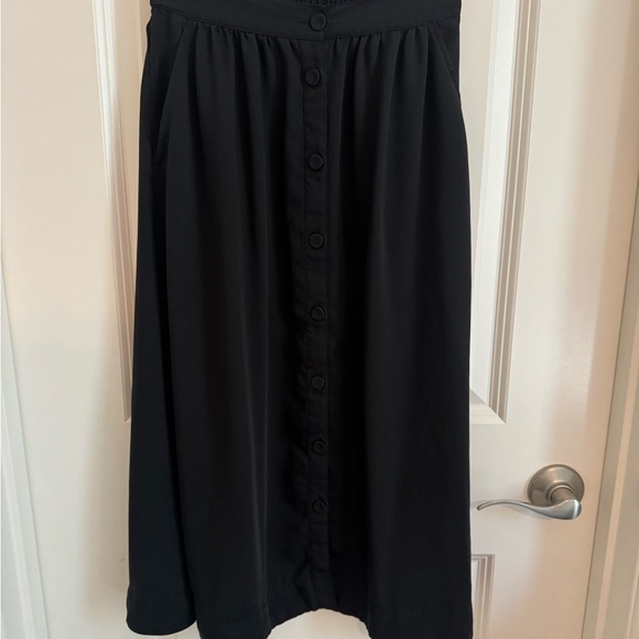 H&M Dresses & Skirts - H&M Elegant Black Midi Skirt